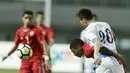 Pemain Uzbekistan, Muydinov Umidjon, duel udara dengan pemain Bahrain, Ahmed Sanad, pada laga PSSI Anniversary Cup 2018 di Stadion Pakansari, Senin (30/4/2018). Uzbekistan bermain imbang 3-3 dengan Bahrain. (Bola.com/M Iqbal Ichsan)