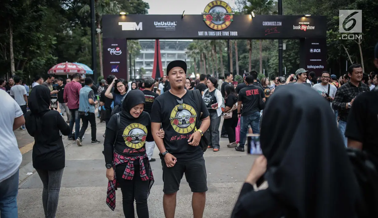 Ribuan fans Konser Guns N’ Roses padati Stadion Gelora Bung Karno, Jakarta, Kamis (8/11). Konser Guns N Roses bertajuk "Not In This Lifetime" ini akan berlangsung sekitar tiga jam. (Liputan6.com/Faizal Fanani)