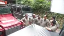 Sejumlah anggota Indonesia Land Rover United (ILRU) berbincang di Jakarta, Rabu (5/12). Setidaknya ada 750 kendaraan Land Rover memadati acara tersebut untuk bersilaturahmi. (Liputan6.com/Angga Yuniar)