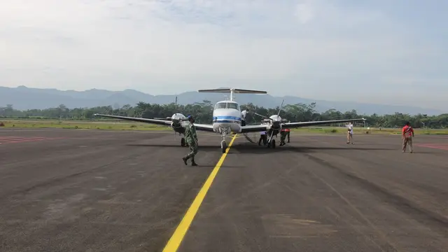 Pesawat Beechcraft B200 King Air menjadi pesawat pertama yang landing dan take off di runway Bandara JB Soedirman, Wirasaba, Purbalingga, Jawa Tengah, Minggu (31/1/2021). (Foto: Liputan6.com/Pemkab Purbalingga)