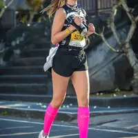 Artis cantik Nia Ramadhani salah satu artis yang gemar ikut marathon. Meski kakinya baru pulih karena retak, perempuan tiga orang anak itu terbang ke Bali untuk mengikuti lari marathon. Nia kembali menambah koleksi medali. [Instagram/bestiesport]