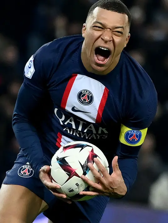 Pemain Paris Saint-Germain, Kylian Mbappe melakukan selebrasi setelah mencetak gol ke gawang FC Nantes pada laga lanjutan Liga Prancis 2022/2023 di Parc des Princes Stadium, Paris, Prancis, 4 Maret 2023. (AFP/Franck Fife)