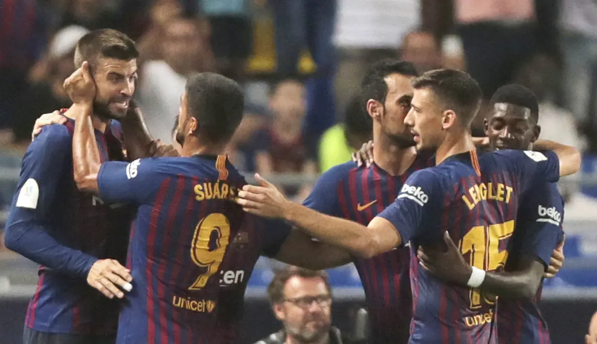 Para pemain Barcelona merayakan gol yang dicetak oleh Gerard Pique ke gawang Sevilla pada laga Piala Super Spanyol di Stadion Ibn Batouta, Tangiers, Minggu (12/8/2018). Barcelona menang 2-1 atas Sevilla. (AP/Mosa'ab Elshamy)