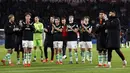 Pemain FC Twente termasuk Mees Hilgers (kedua kanan) memberikan tepuk tangan setelah laga lanjutan Liga Belanda 2024/2025 melawan PSV di Phillips Stadium, Eindhoven, Belanda, Sabtu (07/12/2024). (AFP/ANP/Maurice Van Steen)