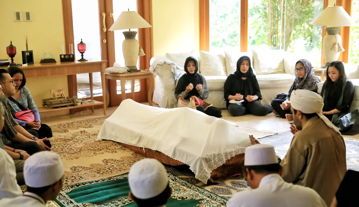 Alex Kumara meninggal dunia dalam usia 66 tahun. Jebolan Teknik Elektro Universitas Trisakti itu akan di makamkan di TPU Jeruk Purut Jumat, (25/11). Diberangkatkan dari rumah duka pukul 07.00 WIB. (Adrian Putra/Bintang.com)