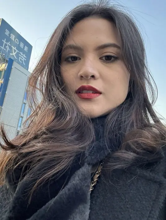 Marsha Aruan mengenakan lipstik merah matte sebagai statement pada riasan wajahnya. Dan tanpa mengaplikasikan makeup lain di wajahnya. [@aruanmarsha]