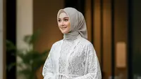 7 Model Gamis Outer Transparan dengan Aksen Tali Pinggang, Cocok untuk Tren Lebaran 2026