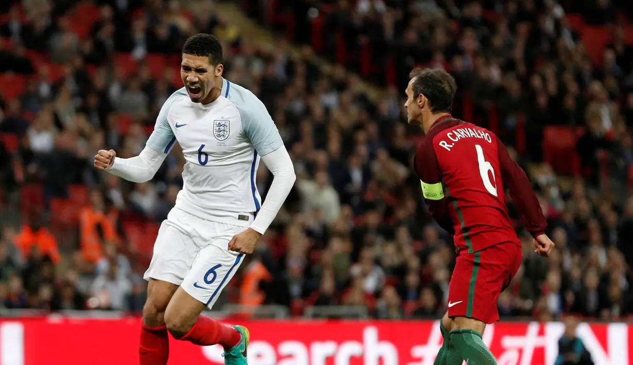  Inggris menaklukkan Portugal, 1-0, pada laga persahabatan di Stadion Wembley, London, Kamis (2/6/2016). Gol semata wayang The Three Lions dicetak Chris Smalling. (AFP/Adrian Dennis)