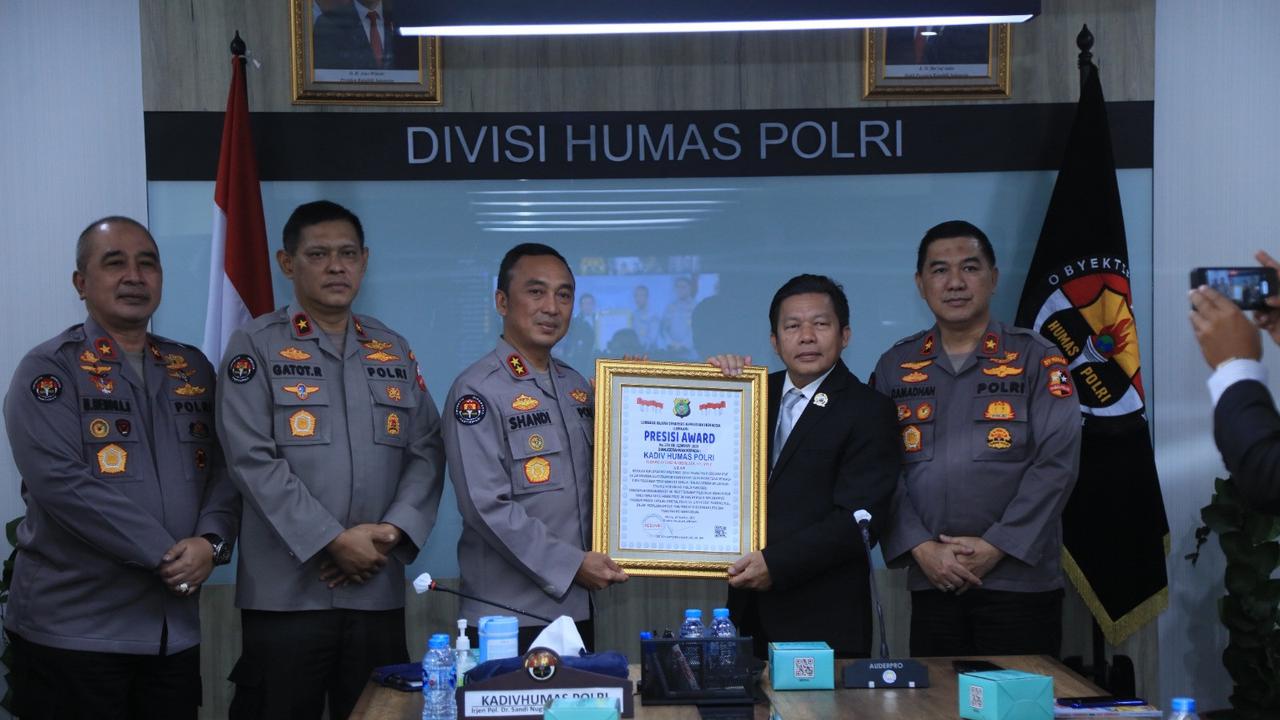Kadiv Humas Polri Irjen Sandi Nugroho menerima penghargaan Presisi Award dari Lemkapi.