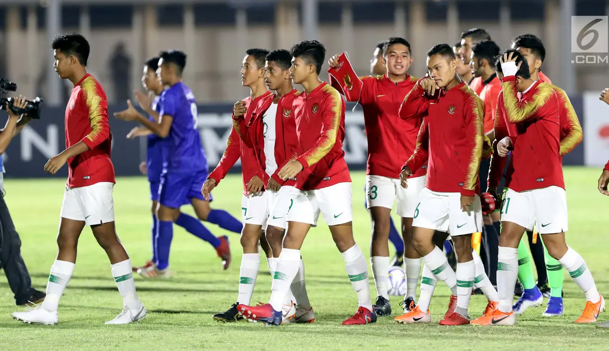 Pemain Timnas Indonesia U-16 bersiap menghadapi Filipina U-16 pada laga kualifikasi Piala AFC U-16 2020 Grup G di Stadion Madya Gelora Bung Karno, Jakarta, Senin (16/9/2019). Indonesia U-16 unggul 4-0. (Liputan6.com/Helmi Fithriansyah)
