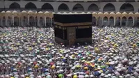 Jemaah Haji melakukan thawaf di Kabah Masjidl Haram, Arab Saudi. (Liputan6.com/Taufiqurrohman)