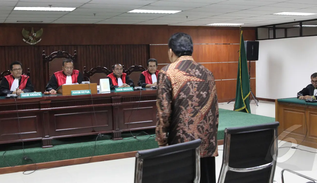 Raja Bonaran saat bersiap di Pengadilan Tipikor, Jakarta, Senin (27/4/2015). Dalam sidang tersebut ia dituntut 6 tahun penjara, denda Rp. 300 juta subsider 4 bulan penjara dan dicabut hak politik untuk dipilih selama 8 tahun. (Liputan6.com/Helmi Afandi)