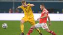 Gelandang Belgia, Kevin De Bruyne, berusaha melewati gelandang Rusia, Alexey Ionov, pada laga Kualifikasi Piala Eropa 2020 di Gazprom Arena, Saint Petersburg, Sabtu (16/11). Rusia kalah 1-4 dari Belgia. (AFP/Olga Maltseva)