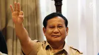Ketua Umum dan Ketua Dewan Pembina Partai Gerindra Prabowo Subianto menunjukkan nomor urut tiga untuk pasangan Cagub Jabar Sudrajat -Ahmad Syaikhu saat melakukan pertemuan di Jakarta, Kamis (1/3). (Liputan6.com/Johan Tallo)