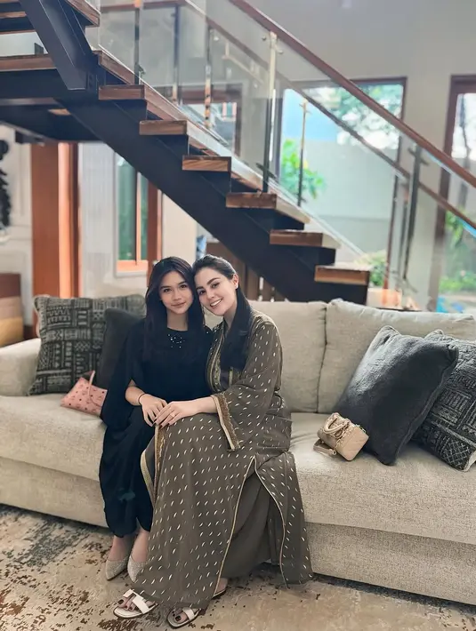 Nuansa klasik dalam pemotretan ini semakin terasa berkat interior rumah yang dipenuhi elemen kayu dan marmer. Pencahayaan alami membuat suasana semakin hangat dan intim. Kesederhanaan dalam pemilihan makeup dan tata rambut juga menambah kesan effortless beauty. (Liputan6.com/IG/@jeje_haris89)