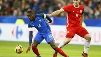 Gelandang Prancis, Blaise Matuidi, mengontrol bola saat pertandingan melawan Wales pada laga persahabatan di Stadion Stade de France, Sabtu (11/11/2017). Prancis menang 2-0 atas Wales. (AP/Francois Mori)