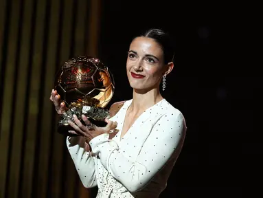 Pemain Barcelona, Aitana Bonmati mendapatkan penghargaan Ballon d'Or pada acara yang berlangsung di Theatre du Chatelet, Paris, Selasa (29/10/2024) dini hari WIB. (AFP/Franck Fife)
