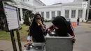 Pengunjung sedang minum di fasilitas air siap minum (Drinking Fountain) di Museum Nasional, Jakarta, Kamis (8/11). Penyediaan drinking fountain ini merupakan program yang dicanangkan sejak awal tahun 2018. (Liputan6.com/Fery Pradolo)