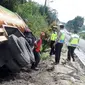 Para pekerja proyek pelebaran jalan di Sibolangit tertabrak truk saat mengecor jalan. (Liputan6.com/Reza Efendi)