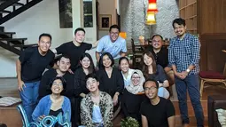 COO Ruang Guru, Iman Usman, mengajak Henry Lau ikut acara baby shower temannya. Pelantun lagu "Trap" itu berfoto bersama teman-teman barunya. (Foto: Twitter/ imanusman)