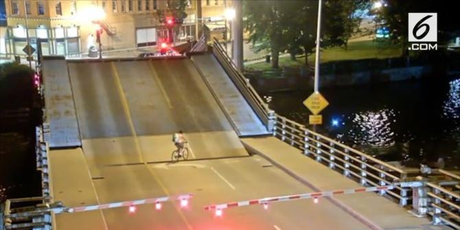 VIDEO: Abaikan Peringatan, Pesepeda Jatuh ke Celah Jembatan