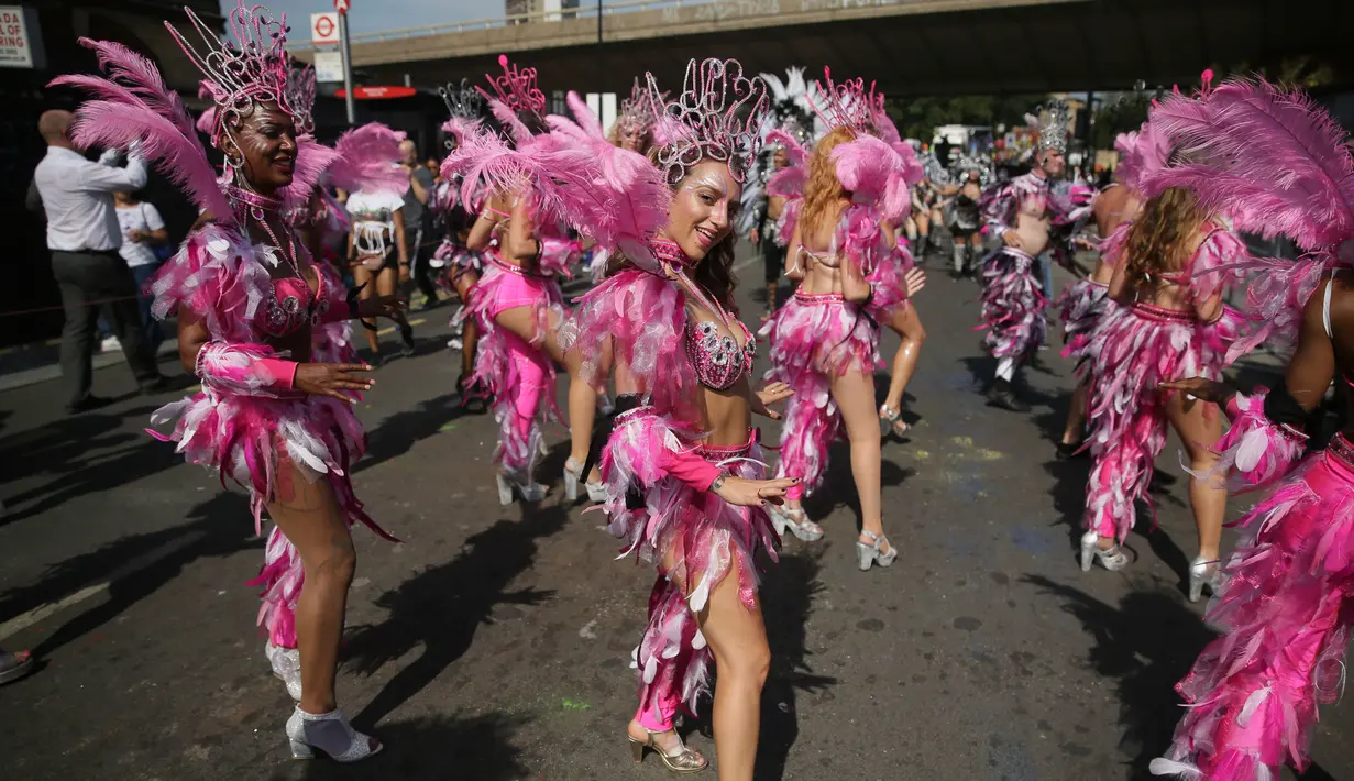 Sejumlah wanita mengenakan kostum tampil dalam Karnaval Notting Hill di London (28/8). Karnaval ini di gelar untuk merayakan budaya Karibia dan India Barat serta kesetaraan rasial di London. (AP Photo / Tim Irlandia)