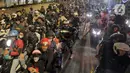 Sabtu (29/3/2025) dini hari atau bertepatan dengan H-2 Idulfitri 2025, pemudik kendaraan roda dua kembali memadati di Pelabuhan Ciwandan, Cilegon, Banten. (Liputan6.com/Herman Zakharia)