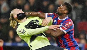 Marc Guehi merupakan pemain didikan akademi Chelsea. Namun, pemain berusia 23 tahun tersebut dilepas ke Crystal Palace pada tahun 2021. Kini Guehi bisa dibilang berkembang pesat dalam dua musim terakhir. Dia menjadi andalan di lini pertahanan The Eagles berkat performanya yang konsisten. (AFP/Ben Stansall)