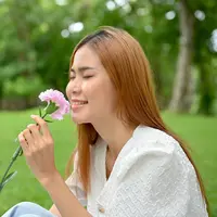 ilustrasi memegang bunga/BongkarnGraphic/Shutterstock