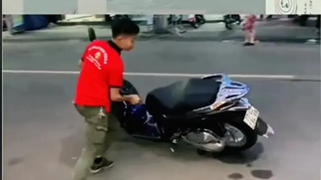 Tukang Parkir Ini Punya Teknik Unik Saat Pindahkan Motor, Netizen: Pro Abis