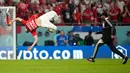 Seorang penyusup melakukan salto saat memasuki lapangan pada pertandingan sepak bola Grup D Piala Dunia 2022 antara Tunisia dan Prancis di Education City Stadium, Al Rayyan, Qatar, 30 November 2022. Melalui Instagram-nya yang bernama @mino.bei, Mino Bei juga mengunggah video aksinya tersebut. (AP Photo/Christophe Ena)