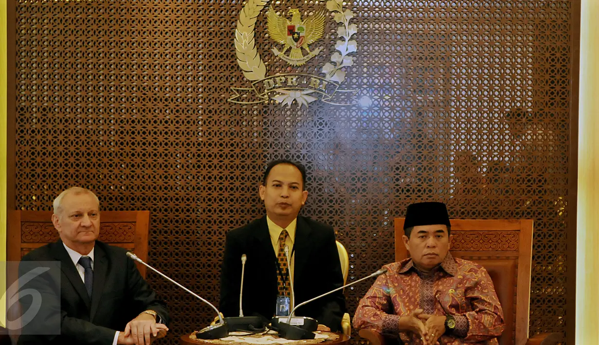 Ketua DPR RI, Ade Komaruddin (kanan) menerima kunjungan Dubes Rep. Ceko, Ivan Hotek (kiri) di Gedung DPR, Jakarta, Kamis (10/3/2016). Kunjungan membahas persetujuan bebas visa untuk pemegang paspor diplomatik dan dinas RI-Ceko. (Liputan6.com/Johan Tallo)