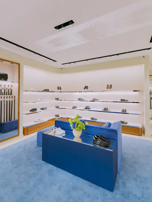 Selain itu, pada area pria yakni bagian kiri dari butik Ferragamo ini dihadirkan koleksi sepatu dan tas. Untuk sepatu sendiri koleksi dari Moccasin with Gancini Ornament, Moccasin with Ferragamo Chain Ornament, Ferragamo Unisex Sneaker, dan Gancini Sneaker turut dihadirkan pada bagian rak khusus sepatu membuat siapa saja yang melihat ingin membelinya karena keindahan desain serta kenyamanan sepatu tersebut saat dipakai.   /Foto dok. Ferragamo.