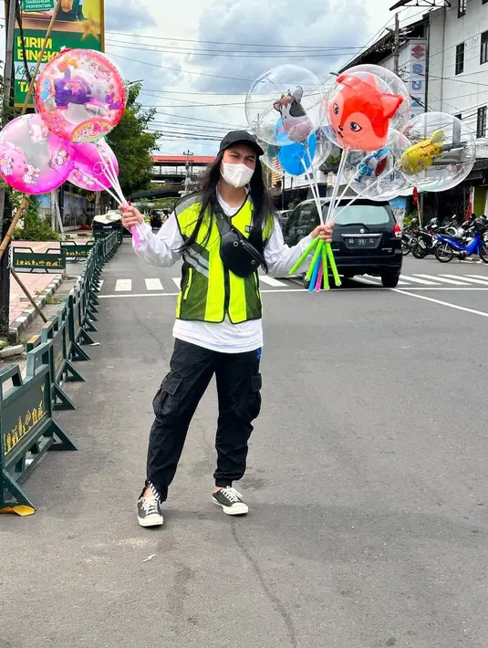 Pria dua orang anak itu melakukan penyamaran menjadi pedagang balon di kawasan Malioboro, Yogyakarta. [Instagram/baimwong]