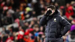 Pelatih Chelsea, Mauricio Pochettino, menutup wajahnya setelah anak asuhnya ditaklukkan Middlesbrough dalam laga leg pertama semifinal Carabao Cup 2023/2024 yang digelar di Riverside Stadium, Rabu (10/1/2024). (AFP/Oli Scarff)