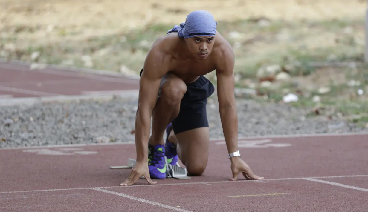 Atlet lari gawang Indonesia, Rio Maholtra, melakukan latihan jelang SEA Games 2019 di Stadion Madya, Jakarta, Senin (7/9). Selain sebagai atlet, Rio adalah seorang tentara yang bertugas mengawal Presiden. (Bola.com/M Iqbal Ichsan)