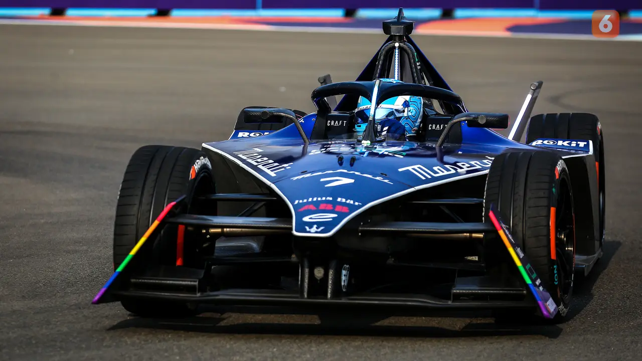 Foto: Manuver Para Pebalap Formula E saat Jajal Jakarta Intenational E-Prix Circuit pada Sesi Latihan Bebas