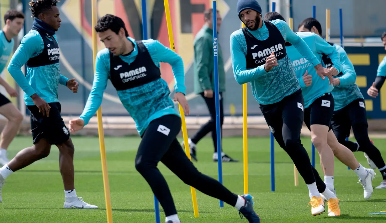 <p>Para pemain Villarreal melakukan pemanasan saat mengikuti sesi latihan di tempat latihan Ciutat Esportiva Vila-Real di Vila-Real , Spanyol, Selasa (26/4/2022). Villarreal akan bertanding melawan wakil Inggris, Liverpool pada leg pertama semifinal Liga Champions di Stadion Anfield, Kamis (28/4/2022) dini hari WIB. (AFP/Jose Jordan)</p>