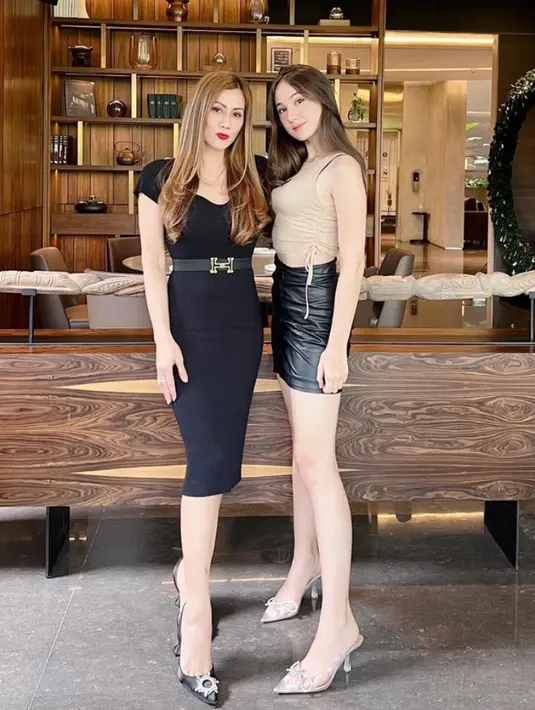 Citra dan Laura pun terlihat layak bestie. Citra tampil dengan dress hitam bodycon yang serasi dengan pump heels. Ia menambah penampilan dengan sabuk Hermesnya. [@citra.kristinna80]