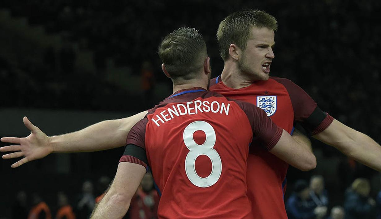 Gelandang bertahan - Eric Dier, duetnya di lini tengah Tottenham bersama Dele Alli musim 2015/2016 mampu membawa Tottenham berjaya di Liga Inggris. Hal ini tentu menjadi pertimbangan Roy Hodgson untuk menduetkan keduanya. (AFP/Tobias Schwarz) 