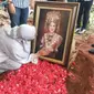 6 Momen Haru Fatimah Anak Mendiang Dorce di Pemakaman, Berusaha Tegar (sumber: Instagram/sitifatimahuzzahrahh)