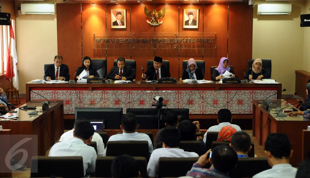 Ketua DKPP, Jimly Asshiddiqie (tengah) mengesahkan hasil putusan sidang terkait penyelenggara pemilu diberbagai daerah, Jakarta, Selasa (26/1/2016). Sidang memutuskan memberhentikan dengan tetap enam pengawas pemilu. (Liputan6.com/Helmi Fithriansyah)