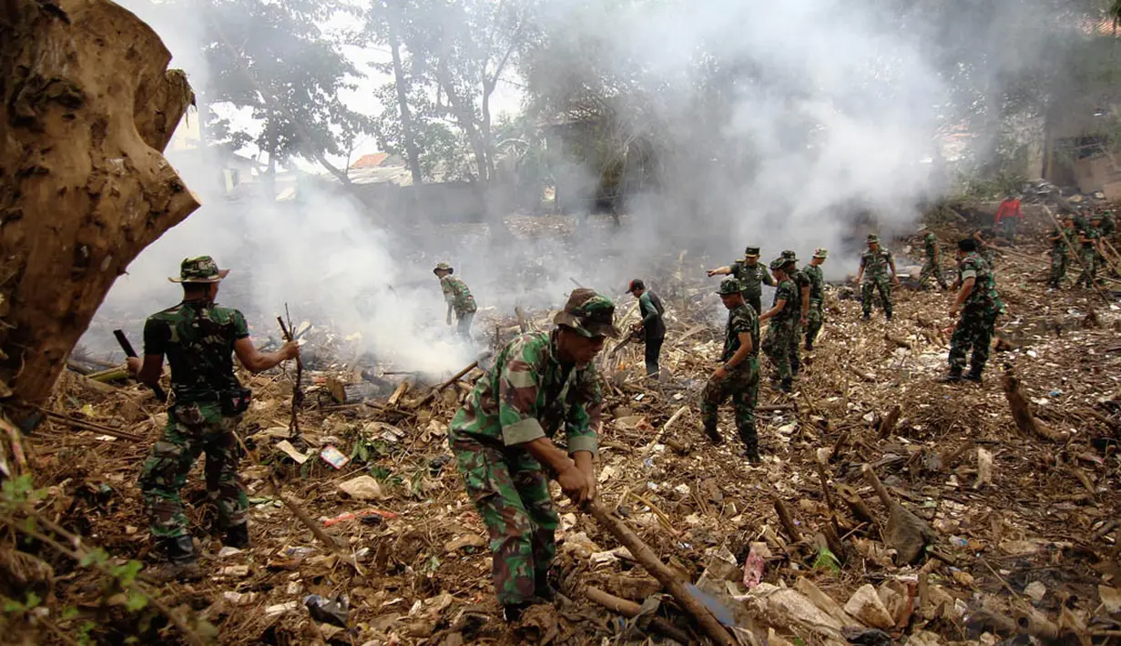Para petugas melengkapi diri mereka dengan berbagai alat mulai dari cangkul, arit, golok, dan lainnya, Jakarta. Foto diambil pada Selasa (2/12/2014). (Liputan6.com/Faizal Fanani) 