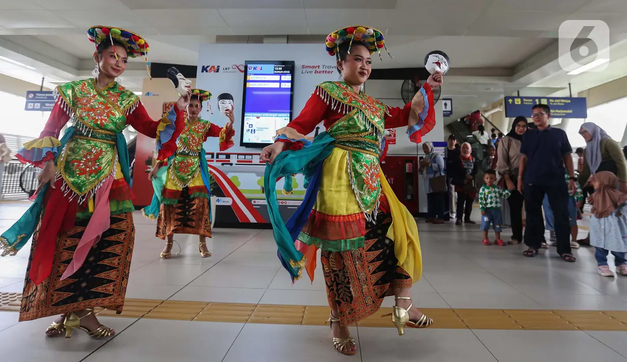 Dalam rangka memeriahkan Hari Ulang Tahun (HUT) Jakarta yang ke-497, LRT Jabodebek menghadirkan kesenian betawi tersebut. (Liputan6.com/Angga Yuniar)