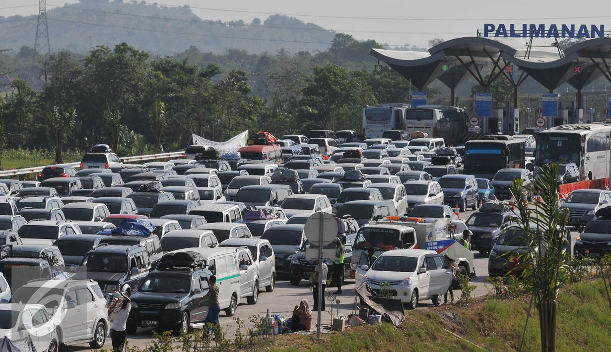 Usai keluar dari gerbang Tol Palimanan, para pemudik masih terjebak macet panjang, Jabar, Rabu (15/7/2015). H-2 Lebaran, ribuan kendaraan terjebak macet hingga 38 Km antara jalan tol Cipali hingga tol Palikanci. (Liputan6.com/Herman Zakharia)