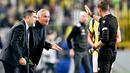 Jose Mourinho kembali menjadi sorotan. Pelatih Fenerbahce itu melakukan protes terlalu keras kepada wasit Clement Turpin yang berujung kartu merah. (AFP/Ozan Kose)