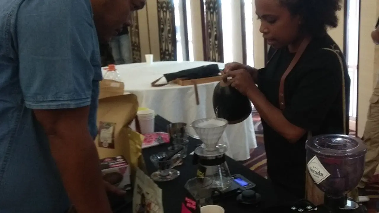 Kathinka Soumilena, si peracik kopi dari Papua.