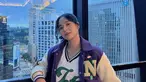 Member JKT48 kelahiran 16 Mei 2004 tampil memesona saat syuting MV Flying High. Outfit Zee JKT48 memakai jaket baseball ini berhasil curi perhatian. Banyak penggermanya terpesona dengan gaya penampilan Zee yang terlihat kece outfit seperti ini. (Liputan6.com/IG/@jkt48.zee)