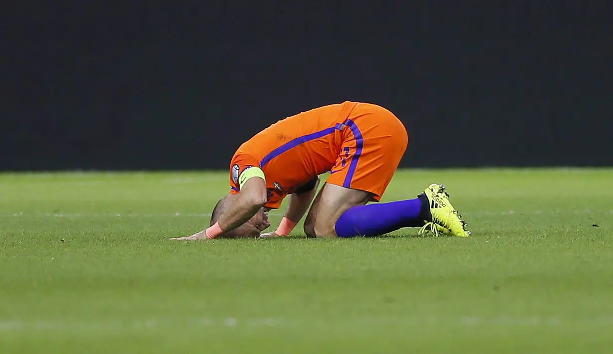 Pada laga penentu Belanda harus mengalahkan Swedia minimal dengan skor 7-0 untuk bisa unggul selisih gol. Namun ternyata Arjen Robben dkk hanya mampu meraih kemenangan 2-0 atas Swedia. (AP/Peter De Jong)