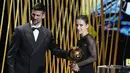 Aitana Bonmati didaulat naik panggung dan menerima Ballon d'Or Feminin 2023 dari legenda tenis Novak Djokovic. (AP Photo/Michel Euler)